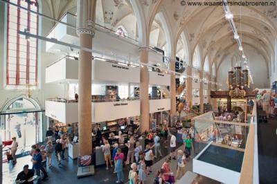Voor monumentale panden die buiten gebruik worden gesteld voor hun oorspronkelijke functie, is het altijd een uitdaging om het een 'zinvolle herbestemming' te geven. In Zwolle is de Broerenkerk prachtig getransformeerd door en tot Boekhandel Waanders.