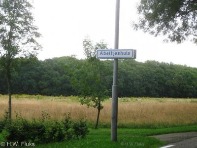 Abeltjeshuis is, met slechts een huis en twee inwoners, een van de plaatsen in de categorie 'Kleinste plaats van Nederland'. Bovendien is het ook qua oppervlakte de kleinste plaats, want volgens de bebording kom je er daar in en ga je er gelijk weer uit.
