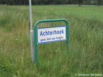 Buurtschap Achterhoek wordt ter plekke maar op een plek aangegeven, namelijk op de achterkant van een plaatsnaambord van buur-buurtschap Pothoek aan de Postweg.