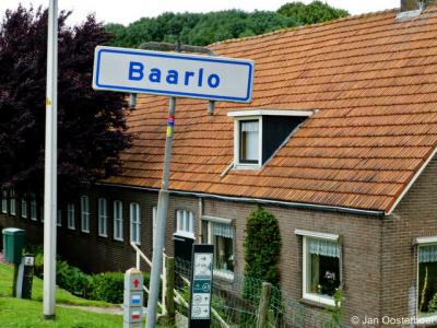 Baarlo bij Blokzijl (gemeente Steenwijkerland) is een formele woonplaats voor het postcodeboek. Het is een piepkleine buurtschap met slechts 17 woonhuizen. Dat zijn allemaal vrijstaande boerderijen.