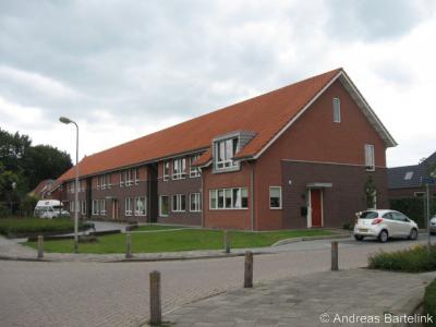 Het voormalige gemeentehuis van Ambt Delden te Bentelo is in 2007 gesloopt. Daarvoor in de plaats zijn huizen gebouwd. Op de foto de huizen aan de voorzijde van het voormalige gemeentehuis.