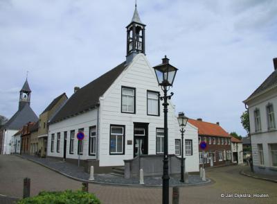 Biervliet, het rijksmonumentale voormalige raadhuis uit 1806 is tegenwoordig in gebruik als dorpshuis.