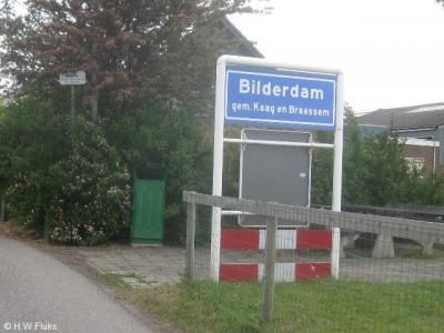 De buurtschap Bilderdam heeft een eigen bebouwde kom, maar valt voor de postadressen grotendeels onder het dorp Leimuiden en voor een klein stukje onder het dorp Langeraar.