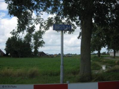 Burstum, in de qua plaatsnamen Friestalige voormalige gemeente Boarnsterhim, ligt aan de straat met de Nederlandstalige naam Birstum... Daarentegen ligt W hiervan de dijk met de naam Burstumerdyk... Tja...