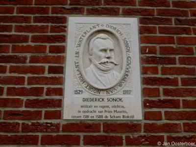 Gevelsteen ter herdenking van het feit dat Diederick Sonoy eind 16e eeuw in Blokzijl een schans heeft aangelegd