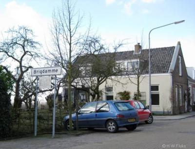 De buurtschap Brigdamme heeft witte plaatsnaamborden en valt daarom vermoedelijk formeel binnen de bebouwde kom van het dorp Sint Laurens.