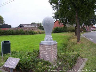 In 1970 is in Castelré een monument opgericht ter herinnering aan de allereerste luchtpost in Nederland (per ballon). Het was weliswaar per ongeluk: de ballon had eigenlijk in Frankrijk terecht moeten komen...