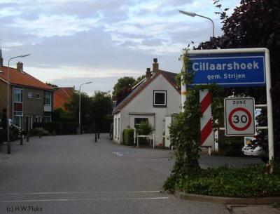 Cillaarshoek ligt niet alleen in de gemeente Strijen, maar ook nog deels in de gemeente Binnenmaas (aan welke kant geen borden staan). De witte lijnen die u hier op de weg ziet, geven de grens aan tussen de beide gemeenten.