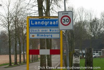 Rimburg ligt binnen de bebouwde kom van Landgraaf (daarom blauw bord), en daarbinnen in de voormalige gemeente en het stadsdeel Ubach over Worms