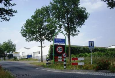 Heeswijk en Dinther waren voor de postadressen al een woonplaats Heeswijk-Dinther, maar hadden tot voor kort nog wel eigen blauwe plaatsnaamborden (komborden). In 2017 (of wellicht al eerder) zijn die vervangen door borden 'Heeswijk-Dinther'.