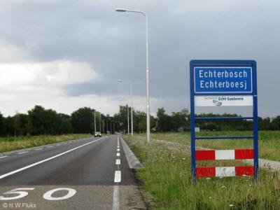 Echterbosch, in 2009 geplaatste komborden, waardoor men hier nog max. 50 km/uur mag (voorheen witte borden = max. 80 km/uur)