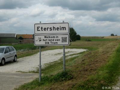 Etersheim, plaatsnaambord, met sinds 2013 een onderbord ter promotie van het Schooltje van Dik Trom, én vermoedelijk het eerste plaatsnaambord van ons land met een QR-code (die je met je smartphone kunt scannen voor nadere informatie).