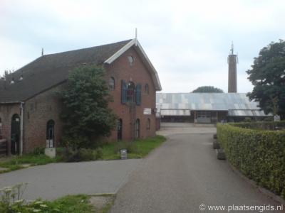 Friezenwijk, op het terrein van de voormalige steenfabriek De Koornwaard bevindt zich tegenwoordig een opslag voor boten en andere zaken, met links brouwerij en proeflokaal 't Kuipertje.