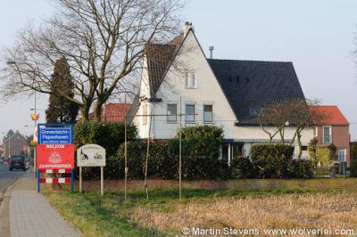 Grevenbicht-Papenhoven is in de praktijk en op de plaatsnaamborden één dorp. Voor de postadressen zijn het formeel nog twee plaatsen. Hoe dat zit, kun je lezen onder het kopje Status.