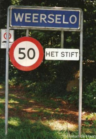 Tegenwoordig heeft Het Stift een eigen bebouwde kom. Vroeger had het witte plaatsnaambordjes onder komborden van Weerselo, zoals op deze foto uit 2000 te zien is.