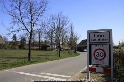 Het dorpje Leur heeft formeel geen bebouwde kom (want een wit plaatsnaambord), maar is wel een 30 km-zone