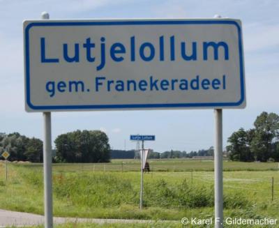Deze buurtschap heet op de plaatsnaamborden Lutjelollum en op de straatnaamborden Lutje Lollum... Beide officieel door de gemeente vastgesteld, mag je aannemen...
