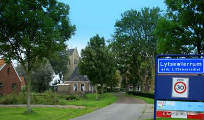 Lytsewierrum is een dorp in de gemeente Súdwest-Fryslân. T/m 1983 gemeente Hennaarderadeel. In 1984 over naar gemeente Littenseradiel, in 2018 over naar gemeente Súdwest-Fryslân.