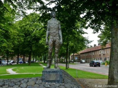 Marknesse, het beeld De Pionier herinnert aan de eerste pioniers in de Noordoostpolder in 1942