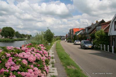 De kleurrijke buurtschap Mennonietenbuurt bij het dorp Amstelhoek in gemeente De Ronde Venen