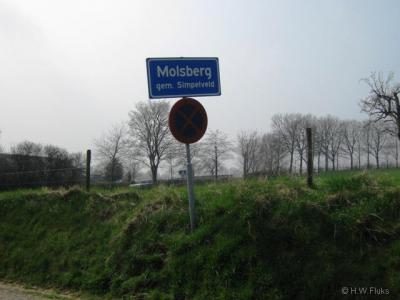 Kom je vanuit het N de buurtschap Molsberg binnen, dan staan er blauwe plaatsnaamborden (komborden) met deze plaatsnaam