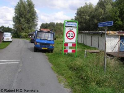 Nieuwbrug is een buurtschap in de provincie Groningen, in de streek en gemeente Westerkwartier. T/m 1989 gemeente Aduard. In 1990 over naar gemeente Zuidhorn, in 2019 over naar gemeente Westerkwartier. De buurtschap valt onder het dorp Den Horn.