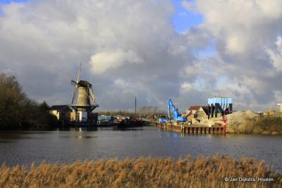 Korenmolen Windlust uit 1780 in buurtschap Kortenoord bij het dorp Nieuwerkerk aan den IJssel, gezien vanuit buurtschap IJssellaan bij Ouderkerk aan den IJssel, aan de overkant van de Hollandse IJssel.