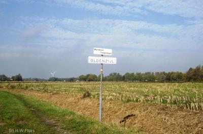 Oldenzijl is bij Pieterpadders bekend omdat je er deels alleen via een onverhard pad door een weiland kunt komen
