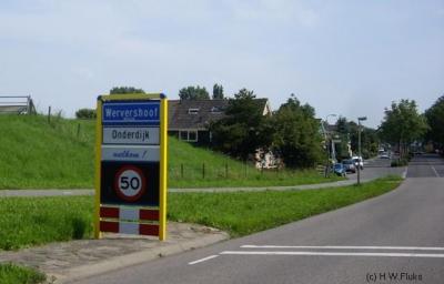 De plaatsnaamborden suggereerden t/m 2013 dat Onderdijk 'slechts' een wijk van Wervershoof zou zijn (immers wit bord onder blauw bord). Terwijl het toch echt een apart van Wervershoof gelegen dorp is. In 2014 heeft Onderdijk eigen komborden gekregen.
