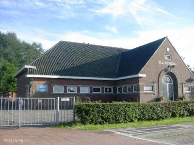Oosterwijtwerd, basisschool Dieftil heeft helaas na schooljaar 2012-2013 de deuren moeten sluiten omdat zij onder de opheffingsnorm was gezakt. In 2016 is het pand door lokale ondernemers verbouwd en herbestemd tot Visrestaurant 'de School'.