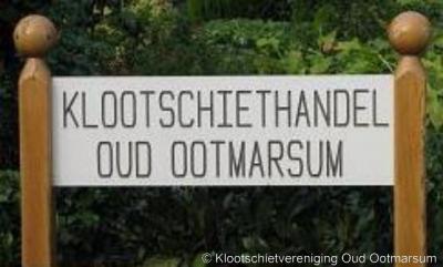 Oud Ootmarsum heeft de grootste klootschietvereniging van Nederland. Het is dus ook niet verwonderlijk dat hier een klootschiethandel is gevestigd. Voor de liefhebbers draaien ze op verzoek hun hand ook niet om voor het afdraaien van je kloten.