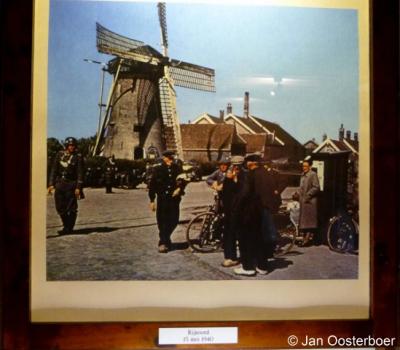 In de school van Rijsoord is op 15 mei 1940 de capitulatie van Nederland getekend. Op de foto het dorp op de dag van de capitulatie. Uitvoerige informatie over de meidagen 1940 vind je in het museum in de voormalige school.