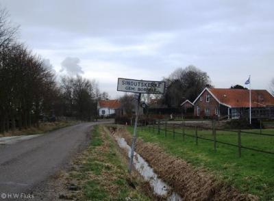 Buurtschap Sinoutskerke is een voormalig dorp, van de vroegere kerk resterert nog slechts de terp met begraafplaats.
