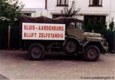 Ondanks verwoede protesten van de bevolking, is de gemeente Sluis-Aardenburg, na slechts acht jaar te hebben bestaan, per 2003 samen met de gemeente Oostburg opgegaan in de nieuwe gemeente Sluis.