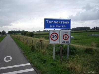 Tonnekreek heeft geen echte kern, is alleen een lintbebouwing, maar is toch een bebouwde kom met 30 km-zone.