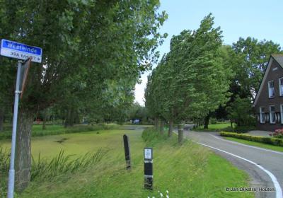 Westeinde is een buurtschap aan de deels zeer grillig lopende, gelijknamige weg even ten Z en ZW van het dorp Waarder