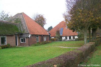 Enkele karakteristieke stolpboerderijen in de direct W van het dorp Bergen (Noord-Holland) gelegen buurtschap Westdorp.