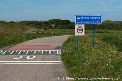 Westenschouwen heeft eigen officiële blauwe plaatsnaamborden (komborden), maar valt onder het dorp Burgh en ligt voor de postadressen 'in' Burgh-Haamstede.