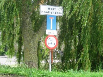 Nog een plaatsnaambord met de op zich correcte spelling West-Knollendam in twee woorden. Alleen is de bordenmaker hier het koppelteken vergeten.