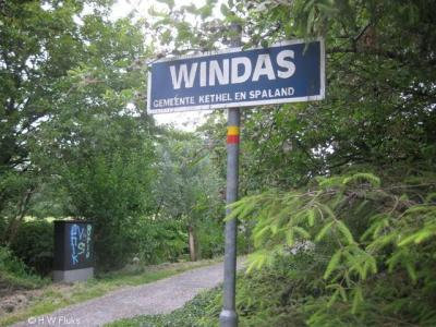 Windas is een van de oude buurtschapjes in de voormalige gemeente Kethel en Spaland die ondanks de verstedelijking moedig stand heeft gehouden. Dit bord is door creatieve inwoners gemaakt, want de gemeente Kethel en Spaland is al in 1941 opgeheven.