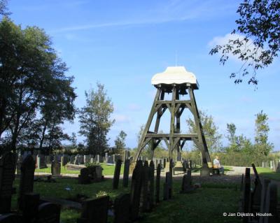 De klokkenstoel op het kerkhof van Ypecolsga is gebouwd rond 1780, vermoedelijk omdat de inwoners geen geld hadden om de kort ervoor afgebroken kerk te herbouwen.
