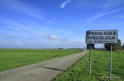 De buurtschap Ypecolsga viel vanouds onder de gemeente Wymbritseradiel, sinds 2011 onder gemeente Súdwest-Fryslân