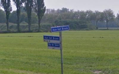 Aan het Broek is een buurtschap in de provincie Limburg, gemeente Leudal. De buurtschap heeft geen plaatsnaamborden van regulier formaat. Maar dit straatnaambord is wel als plaatsnaambord te beschouwen, omdat er immers nog een straatnaambord onder hangt.