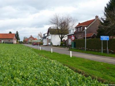 Zo kom je vanuit de Mühlenweg in het Duitse dorp Havert de buurtschap Aan Reijans binnen. Alleen jammer dat inwoners nergens aan kunnen zien dat ze daar wonen, en toeristen, leveranciers en hulpdiensten niet kunnen zien dat ze in deze buurtschap aankomen.