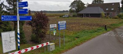 De buurtschap Achterin, O van Radewijk, heeft geen plaatsnaambordjes, maar vanuit Radewijk staat tenminste nog wél aangegeven hoe je er komen moet. (© Google)