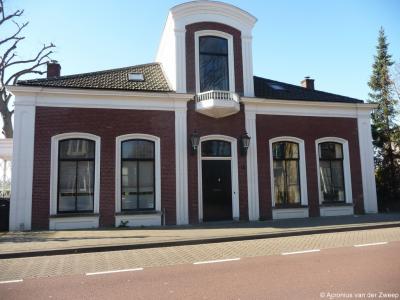 Op Oost Kinderdijk 4 in Alblasserdam staat een rijksmonumentaal woonhuis van het type dijkwoning uit 1900 in traditioneel-ambachtelijke stijl. Aan de rechtergevel een houten koetshuis in Chaletstijl.