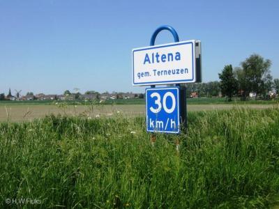 Altena is een buurtschap van het dorp Hoek, dat je hier op de achtergrond ziet liggen