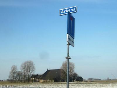 De buurtschap Arkens heeft geen plaatsnaambordje, zodat je slechts aan het gelijknamige straatnaambordje kunt zien dat je er bent aangekomen. Het weggetje loopt voor fietsers en wandelaars overigens niet dood, wat helaas niet met een bordje is aangegeven.