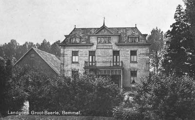 De indrukwekkende, kapitale 19e-eeuwse herenboerderij Groot Baerle in buurtschap Baal (Baalsestraat 5) is in najaar 1944 door de Duitsers verwoest. In 1948 is op deze locatie een imposante T-boerderij herbouwd, in de stijl van de Delftse School.