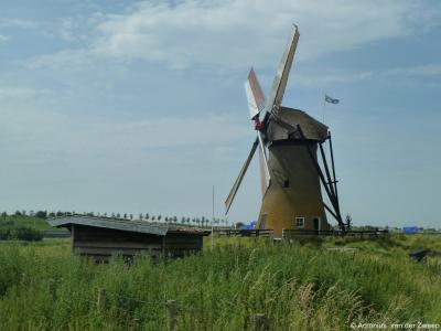 De Pendrechtse Molen is in 1731 gebouwd. In 1993 is de molen ongeveer drie kilometer naar het oosten verplaatst, waarbij hij van Rotterdams grondgebied naar dat van Barendrecht is verhuisd. De molen ligt iets N van de A15 en is vanaf de weg goed te zien.
